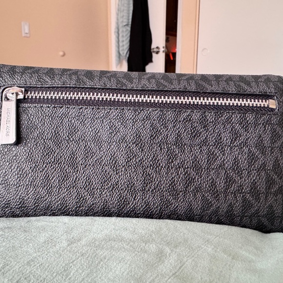 Black Signature Michael Kors Tote and wallet set - Picture 9 of 13